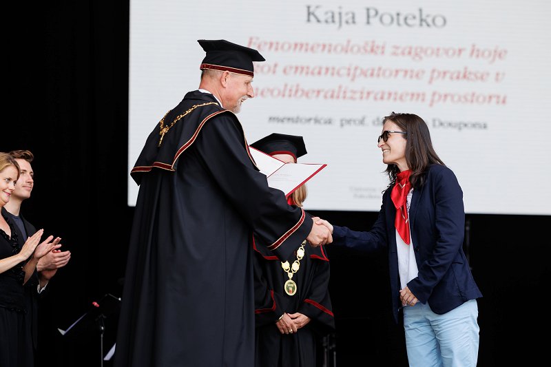 Dr. Kaja Poteko prejema doktorsko listino